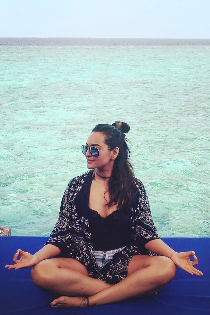 Sonakshi Sinha's tugged knot